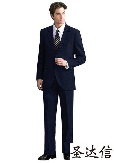 保持整潔是男士們穿好定制西服很重要的一個(gè)環(huán)節(jié)。